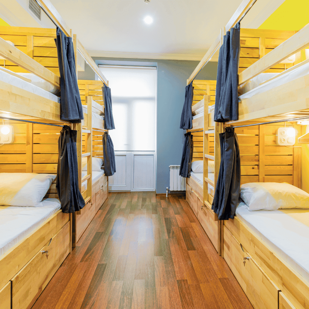 Soumission assurance Auberge Dortoir moderne avec lits superposés en bois.