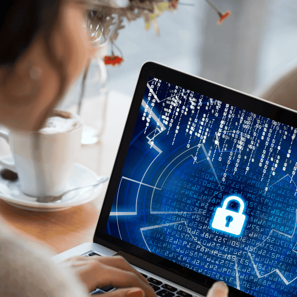 Soumission assurance Cybersécurité Femme travaillant sur ordinateur avec écran sécurisé.