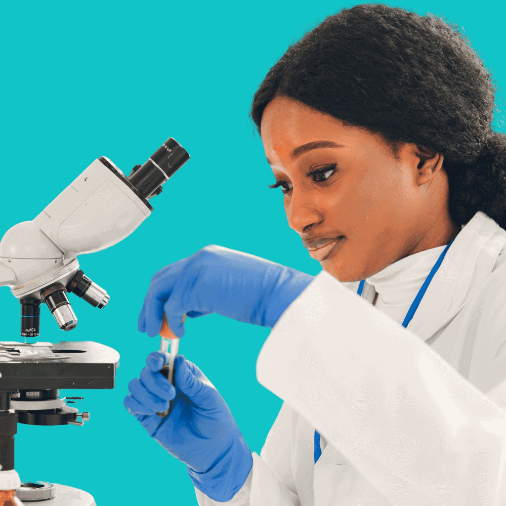 Soumission assurance Laboratoire médical Scientifique examine échantillon au microscope en laboratoire.