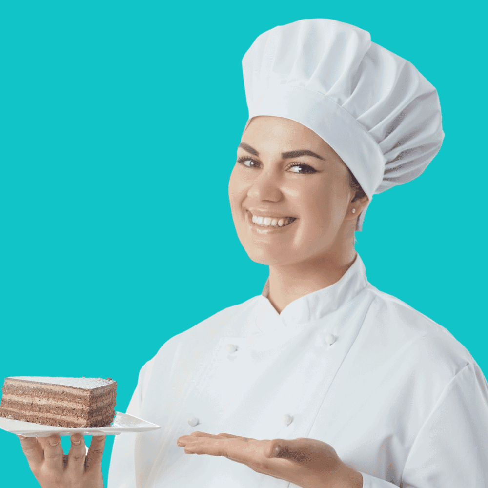 Chef souriante présentant un gâteau au chocolat.