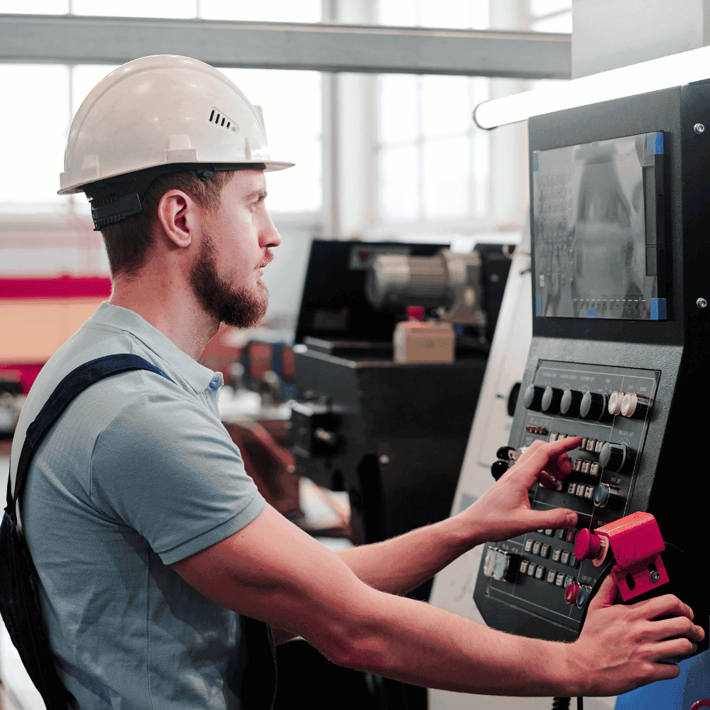 Soumission assurance Usinage Opérateur machine en action dans une usine.