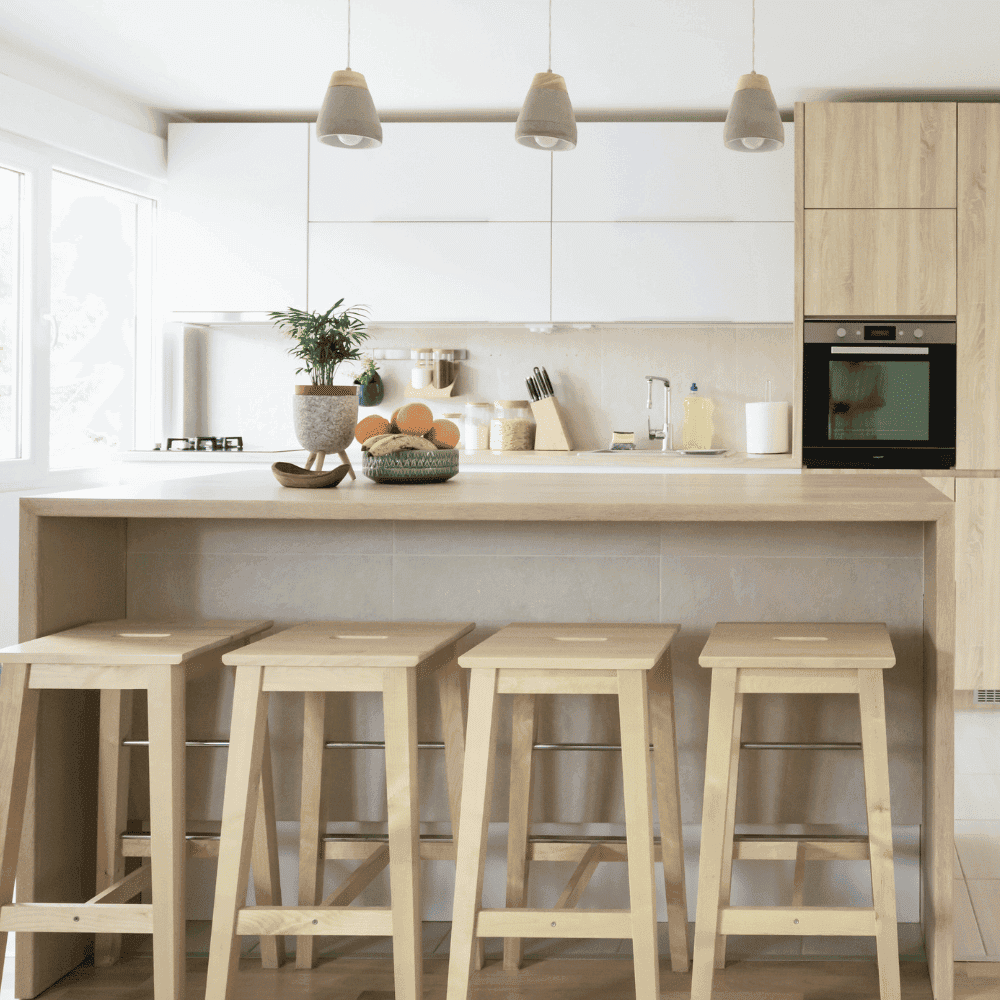 Soumission assurance habitation Bois-Franc Cuisine moderne avec îlot et tabourets en bois.