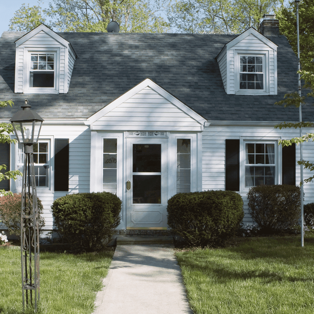 Home insurance quote Repentigny Small white house with a sloping roof.