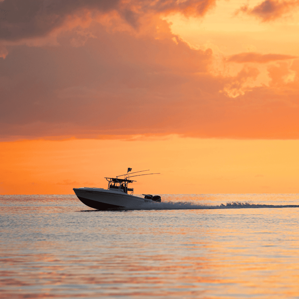 Courtier en assurance discutant avec un plaisancier sur la couverture d’un voilier en Floride – Page Assurance bateau au Québec