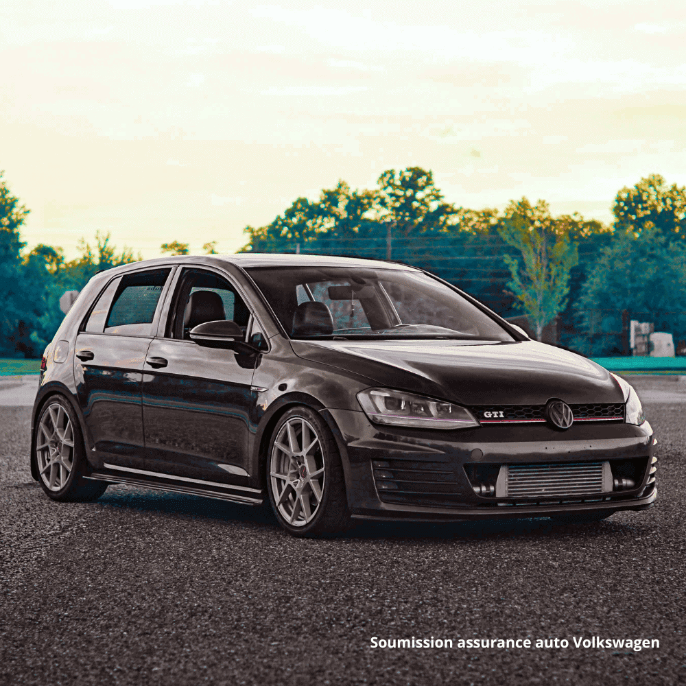 une volkswagen golf gti noire à hayon est garée sur une surface pavée, sous un ciel nuageux et entourée d'arbres. dans le coin, on peut lire soumission assurance auto volkswagen, qui met en évidence les options de devis d'assurance pour votre véhicule. Soumission assurance auto Volkswagen GTI noire stationnée sur la route