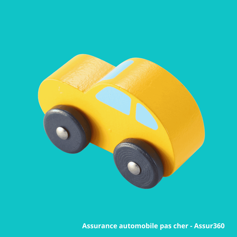 une petite voiture en bois jaune avec des roues noires est posée sur un fond turquoise, symbolisant la facilité de trouver une assurance automobile pas cher. le texte en bas de page indique assurance automobile pas cher assur360. Voiture jouet jaune sur fond turquoise