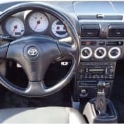 Steuergerät im Cockpit eines Autos mit Autoradio Adapter und CAN-B Technologie.