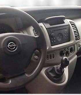 Fahrzeug-Innenraum mit Autoradio-Adapter und CAN-B Verbindung, für moderne Sound-Integration.