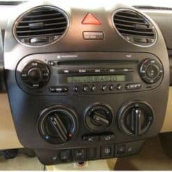 CAN-B Autoradio Adapter für Volkswagen Armaturenbrett, einfache Installation, kompatibel mit verschiedenen Modellen.