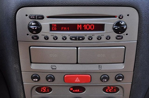 Autoradio Adapter mit CAN-B für Fahrzeugtechnik, unkomplizierte Integration.