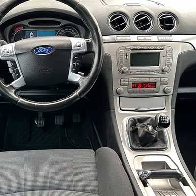 Fahrzeuginterior mit Autoradio Adapter und CAN-B Schnittstelle, modernisiert.