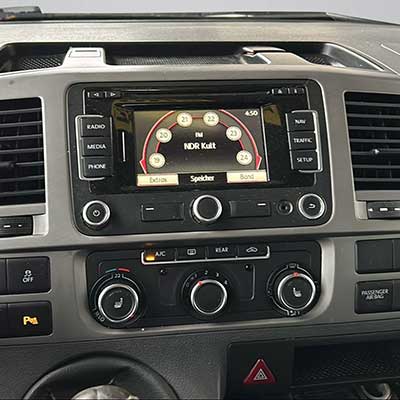 Hochwertiger Autoradio Adapter mit CAN-B für Fahrzeugkommunikation und Klangqualität.