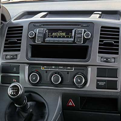 Autoradio Adapter in Fahrzeugdashboard, CAN-B, kompatibel mit verschiedenen Fahrzeugmodellen.