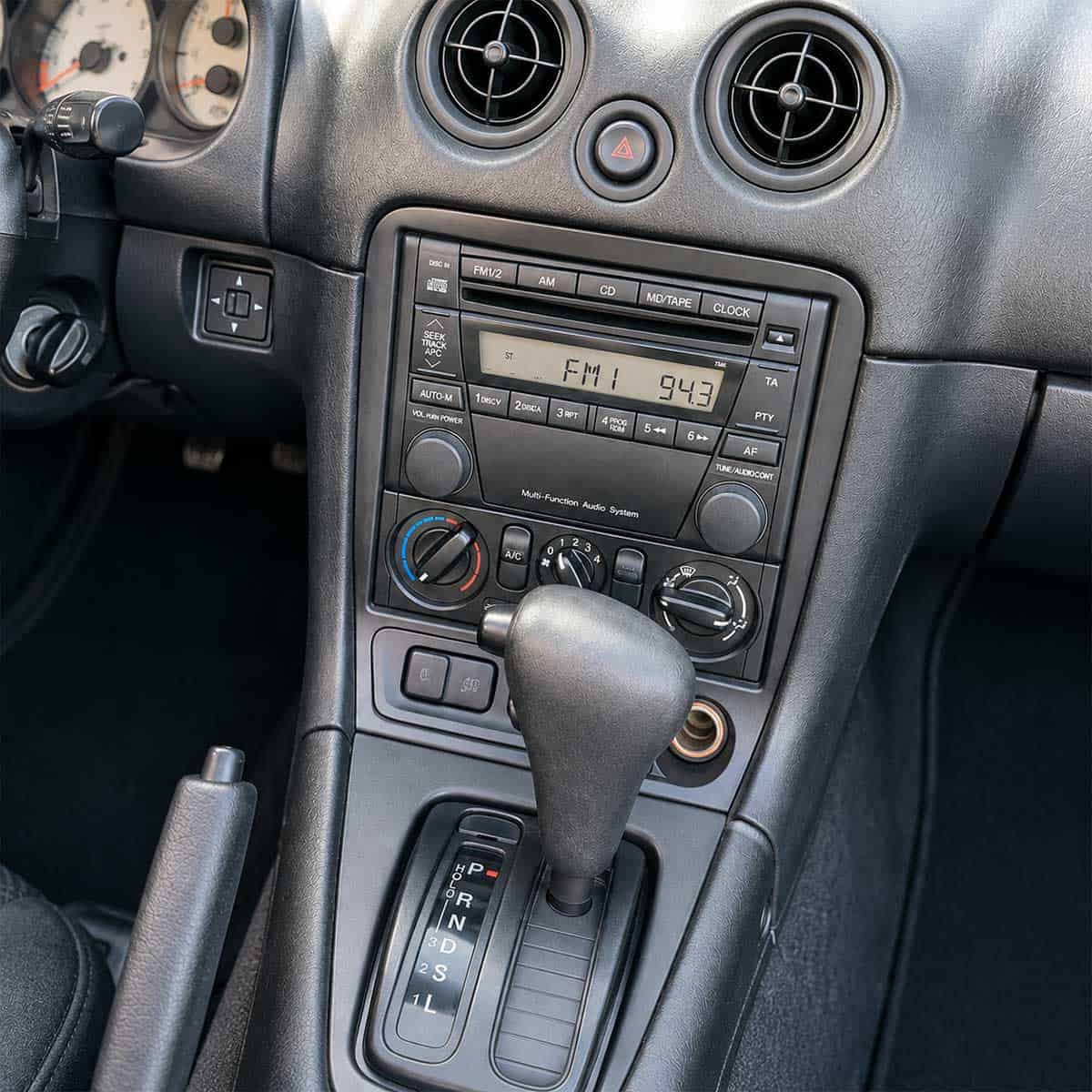 Mazda 323L, 323K, 626 und MX-5 NB-FL Mittelkonsole mit originalem Werksradio