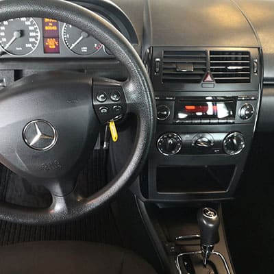 Steuergerät für Autoradio im Mercedes-Benz, Innenraumansicht.