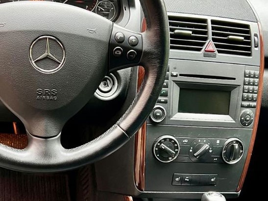 Steuerung eines Mercedes-Auto-Radios mit CAN-B Adapter, Innenraumaufnahme.