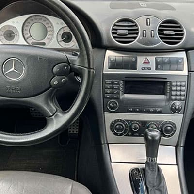 CAN-B Autoradio Adapter im Mercedes-Benz Cockpit, einfache Installation, hochwertigen Klang genießen.