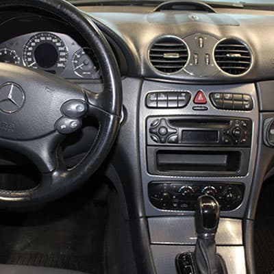 CAN-B Autoradio Adapter im Fahrzeugdashboard für verbesserte Klangqualität und Konnektivität.