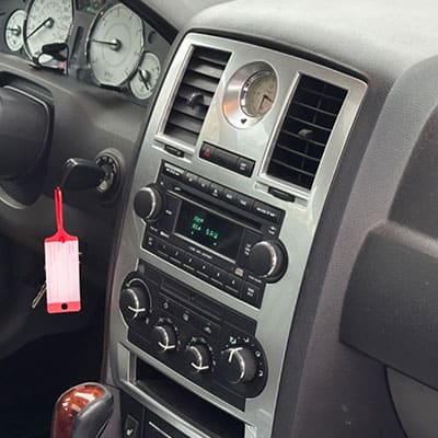 Autoradio Adapter Anschluss in Fahrzeug, CAN-B kompatibel, einfaches Upgrade.