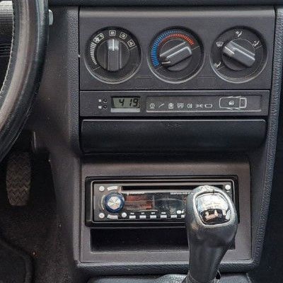 Alt: Armaturenbrett mit Klimaanlage und Radioadapter in einem Auto.