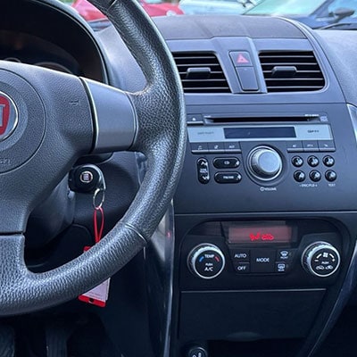 Alt: Autoradio Adapter mit CAN-B für Fiat Fahrzeug, Innenraum.
