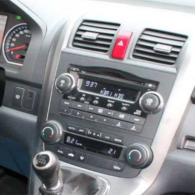 CAN-B Autoradio Adapter Anschluss im Fahrzeug, hochwertige Verbindung.