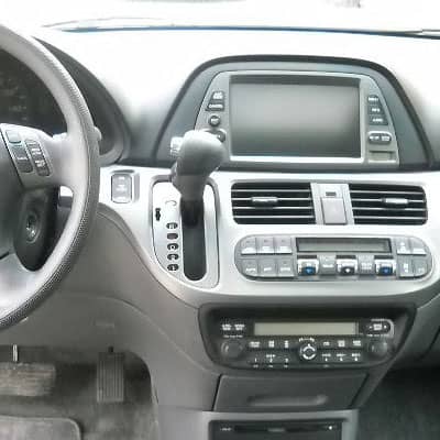 Autoradio Adapter im Auto-Cockpit, CAN-B kompatibel, einfache Installation.