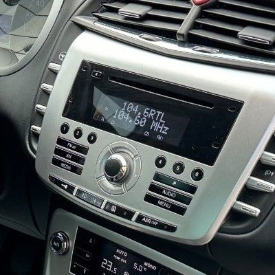 Anpassbarer Autoradio Adapter für CAN-B Integration im Fahrzeug.
