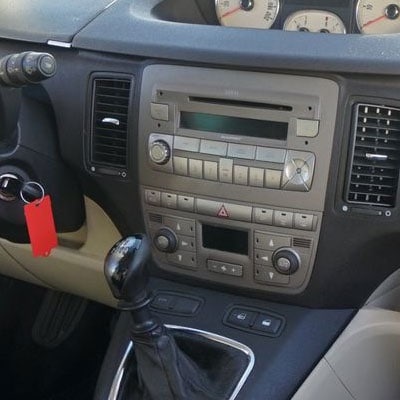 Stecker für Autoradio Adapter in Fahrzeug, CAN-B kompatibel.