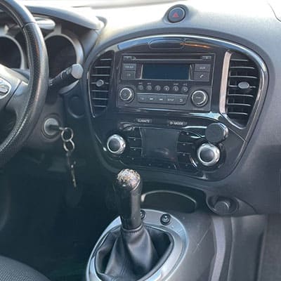 Fahrzeug-Dashboard mit Autoradio-Adapter und CAN-B Interface.