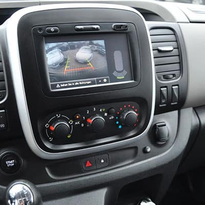 Hintergrundbild eines Autoradio-Adapters mit CAN-B Schnittstelle im Fahrzeugarmaturenbrett.