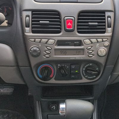 Hochwertiger Autoradio Adapter im Innenraum eines Autos, kompatibel mit CAN-B.