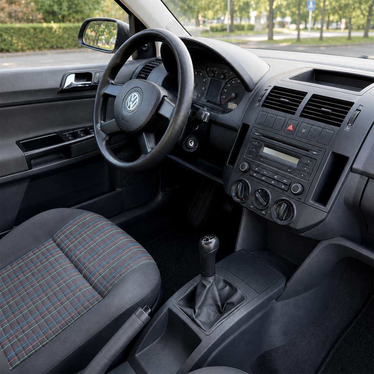 VW Polo 9N Cockpit mit originalem rechteckigem Radio und Doppel-DIN-Schacht