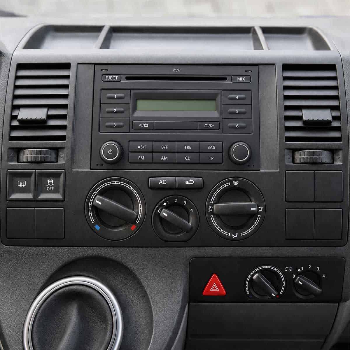 VW T5 Cockpit mit originalem Delta Radio im Doppel-DIN-Schacht und seitlichen Lüftungsrahmen