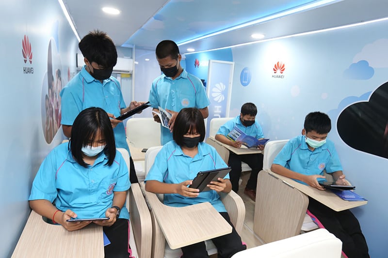 HUAWEI launches digital bus