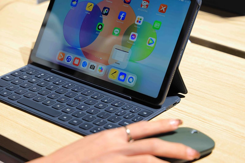 HUAWEI MatePad 10.4 inch 2022 and on-the-go lifestyle