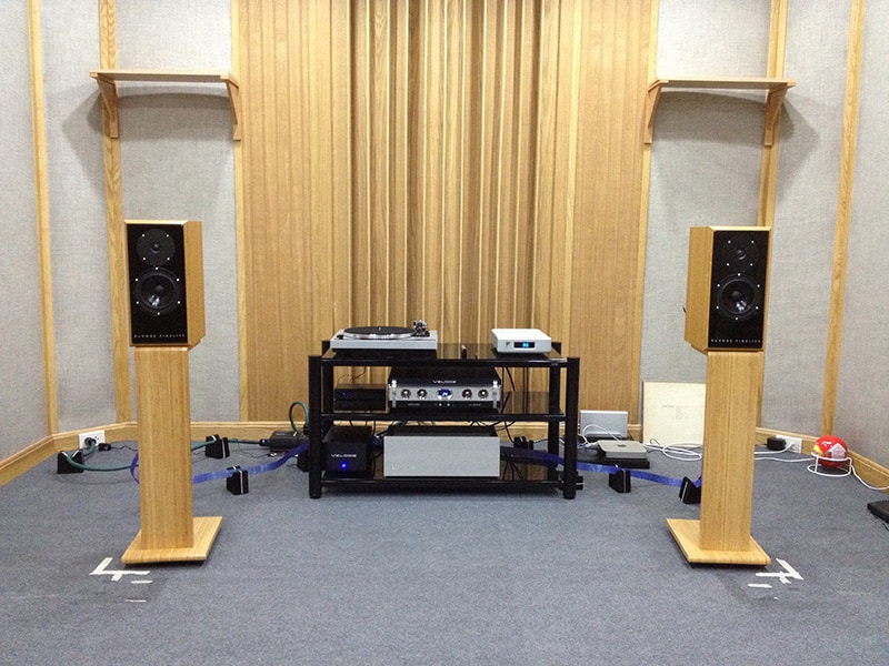 Review Devore Fidelity Gibbon 3Xl Mini Monitor Loudspeakers