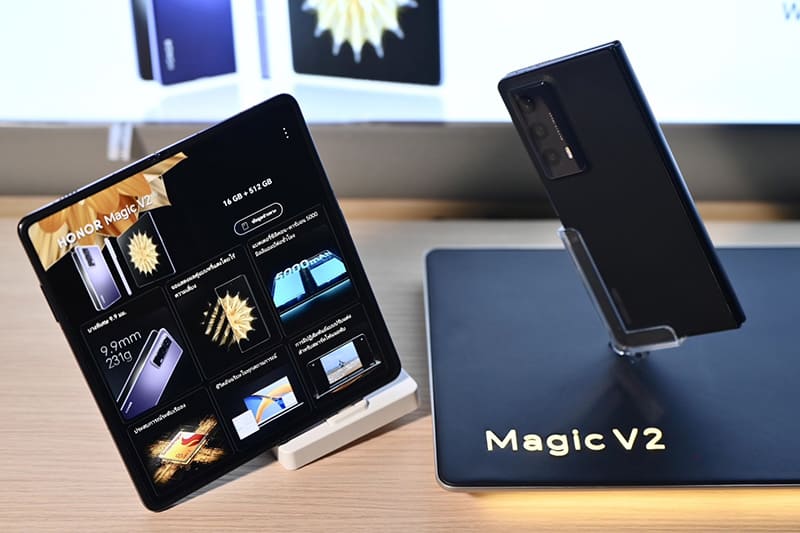 HONOR Magic V2 Slimmest and Lightest Foldable Phone