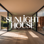 Sunlight houses modernes avec baies vitrées et lumière dorée