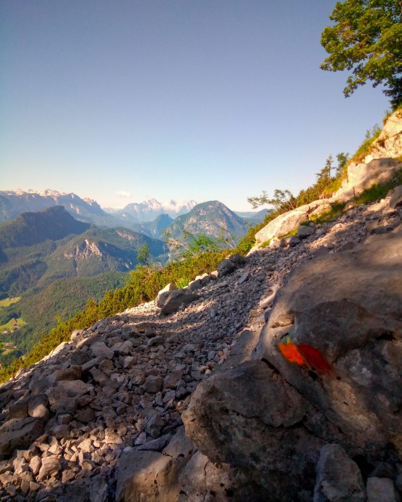 Weg nach den Gedenktafeln am Goldtropfsteig zum Hochstaufen Gipfel mit Hund