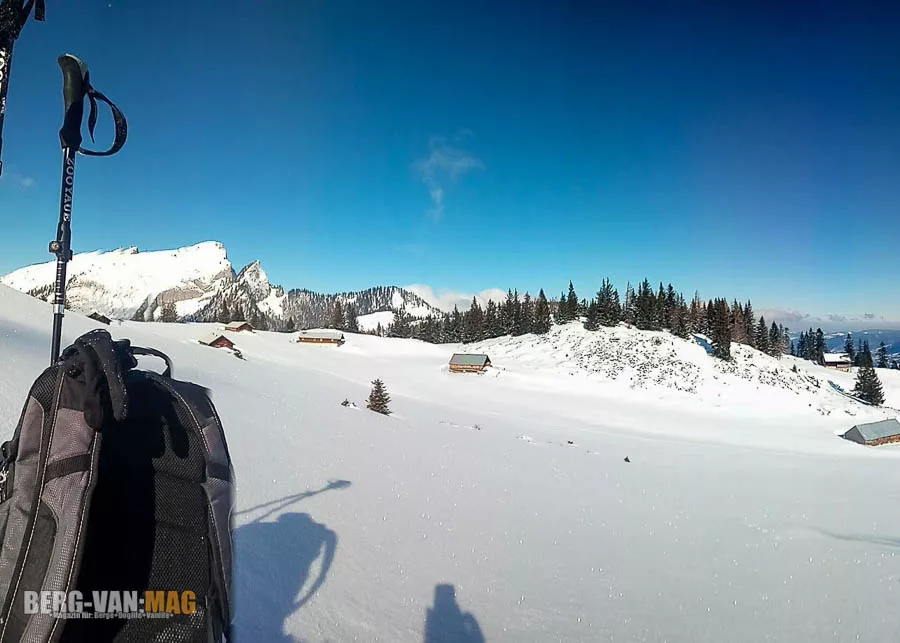 Rast im Schnee auf der Vormaueralm, Wolfgangseeregion im Salzkammergut Österreich