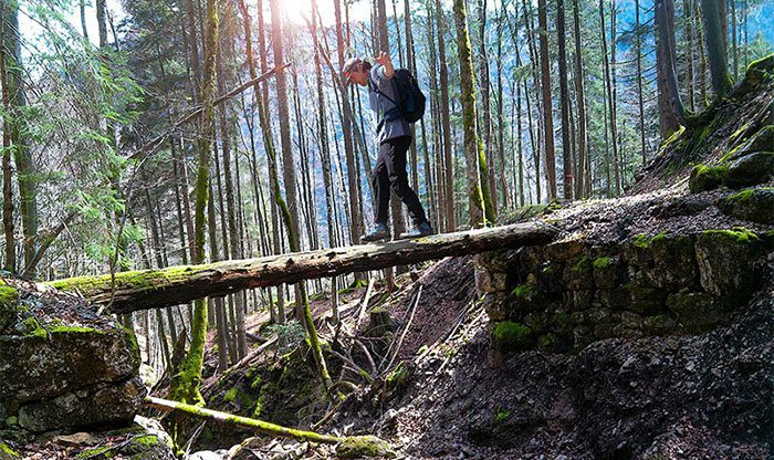 Gleichgewichts-Training und Vorbereitung für Bergtouren am Baumstamm