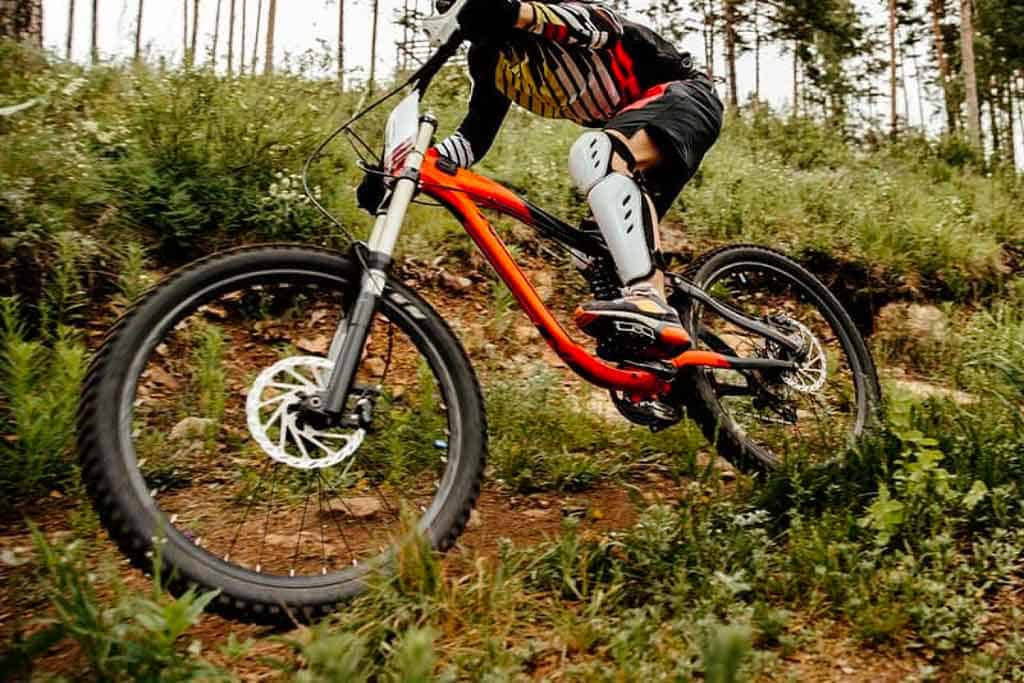 Bicicletta da downhill elettrica, mountain bike fuoristrada, bicicletta con ammortizzatore di alta qualità, bici elettrica per avventure off-road, bici sportiva e sostenibile per gli amanti dell'outdoor.