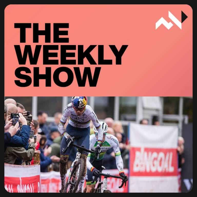 Ciclista in gara durante una competizione ciclistica su un percorso fangoso, circondato da pubblico e tifosi, promuovendo passione e amore per il ciclismo.