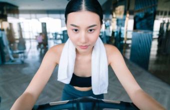 Cosa indossare per la lezione di spinning: fondello, tessuti e scarpe