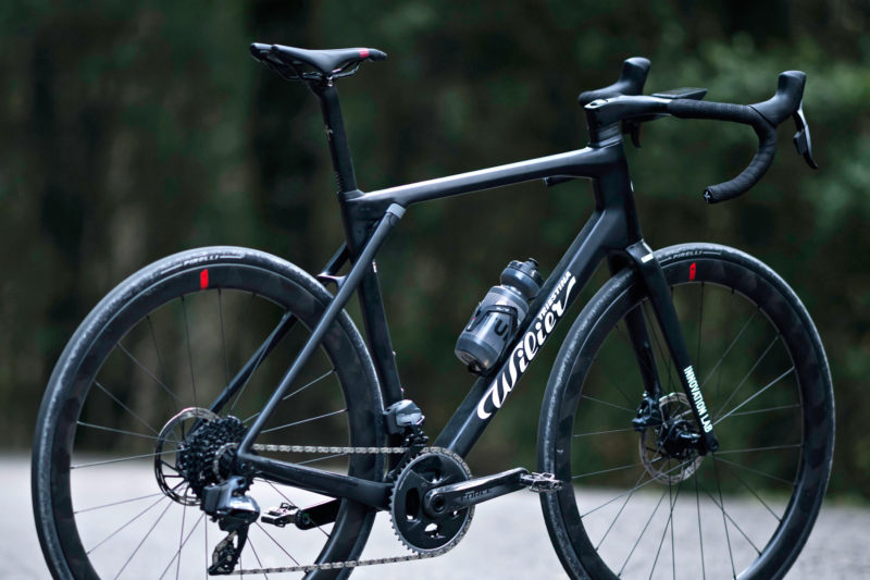 2023 Wilier Granturismo SLR bicicletta da corsa su strada endurance, c.  Bike Connection Agency, foto di Roo Fowler, dettaglio angolato