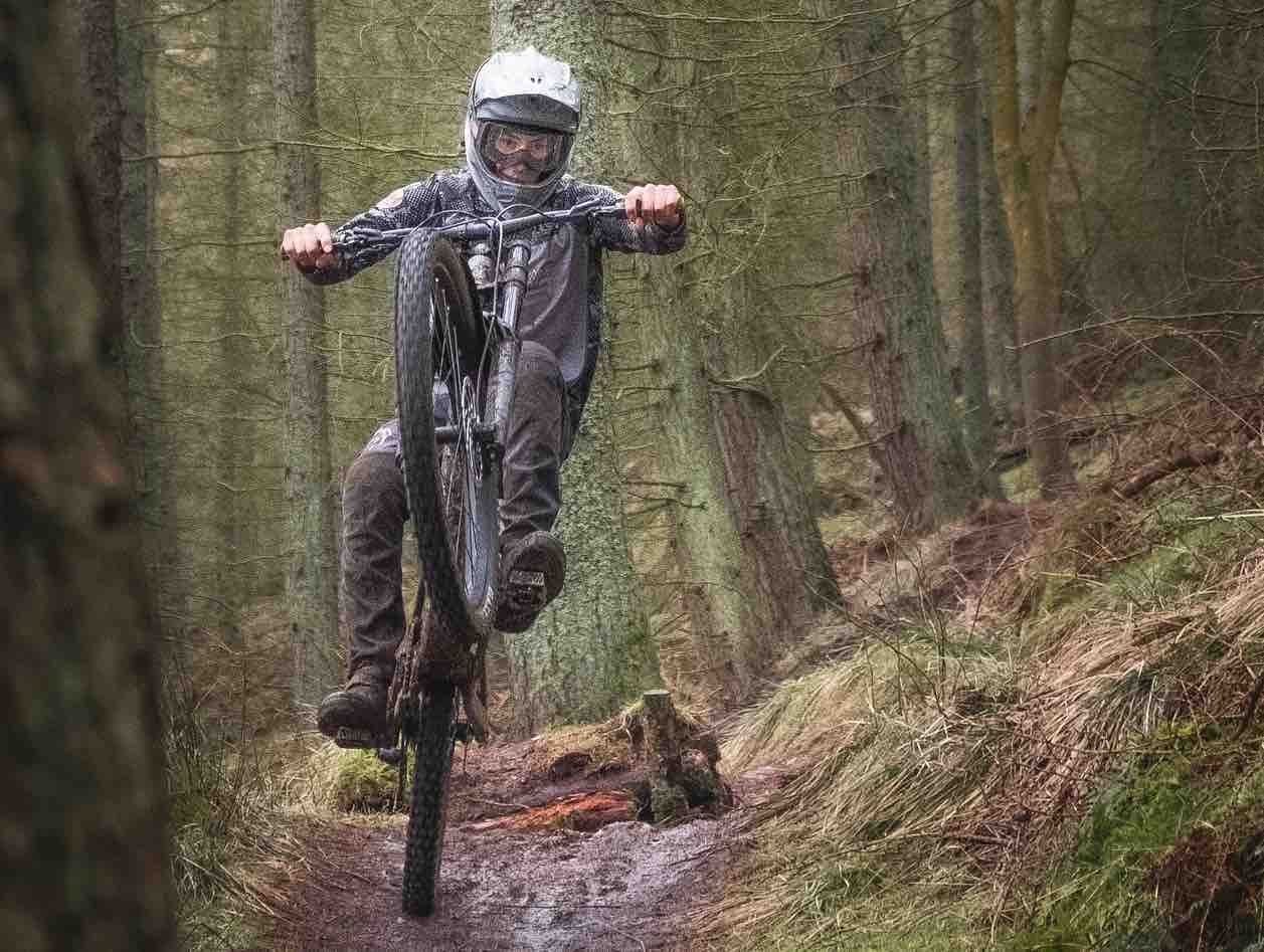 Bici da mountain bike in azione su sentiero nel bosco, avventura e sport all'aria aperta con biciclette di alta qualità.