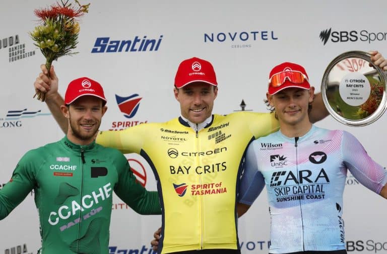 Vincitore ciclista sul podio con maglia gialla e trofeo, rappresenta passione e successo per gli amanti della bicicletta e del ciclismo su strada.