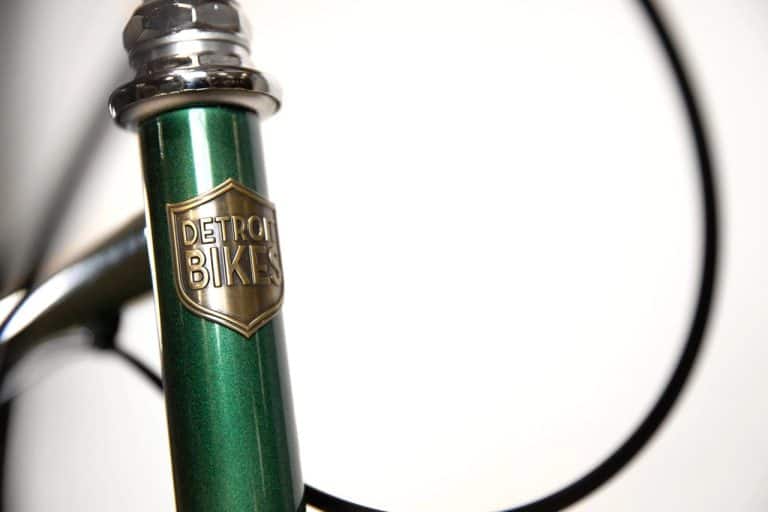 Bici che Amore, dettaglio del tubo del manubrio con stemma Detroit Bike, bici da città e stile vintage, perfetta per appassionati di biciclette di qualità e design elegante.