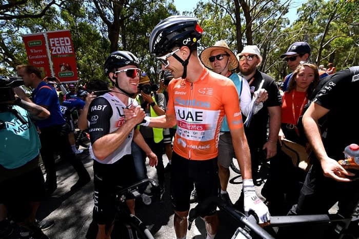 Bici che Amore: ciclisti professionisti e appassionati al Giro d'Italia, trepidanti prima della partenza, tra alberi e pubblico, per vivere la passione e l'emozione della bicicletta e del ciclismo in Italia.